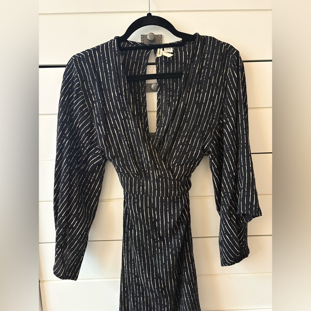Billabong wide sleeved wrap dress with keyhole back